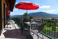 Balkon mit rotem Sonnenschirm 