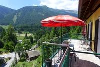 Balkon mit Sonnenschirm